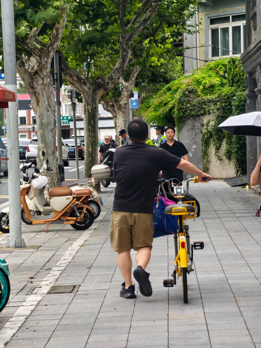 我惊呆了，确实是新社会风格啊，上海这边交警居然会管人行道上骑车 