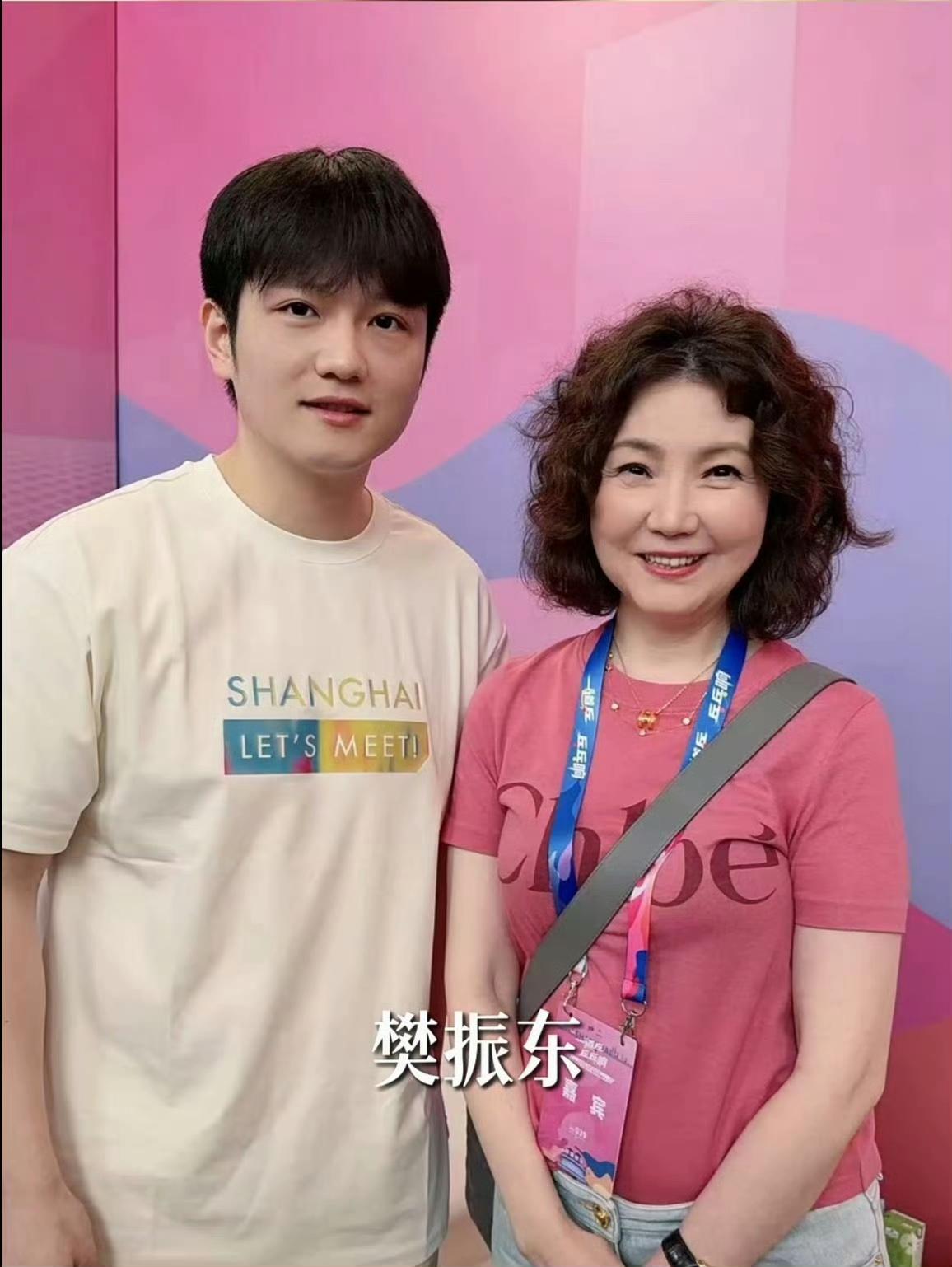 著名沪剧表演艺术家茅善玉老师晒与樊振东的合影。
曾经在课堂上以樊振东举例的茅老师