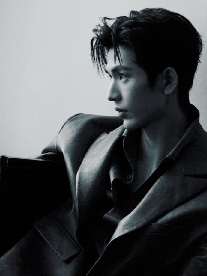 张凌赫红皮衣slay感张凌赫的当红时刻 张凌赫红皮衣slay感，一起见证张凌赫的