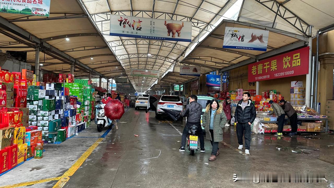 【下雨天再冷，也挡不住办年货的热情。你家年货办齐了吗？】这天下着雨，还有点冷，依