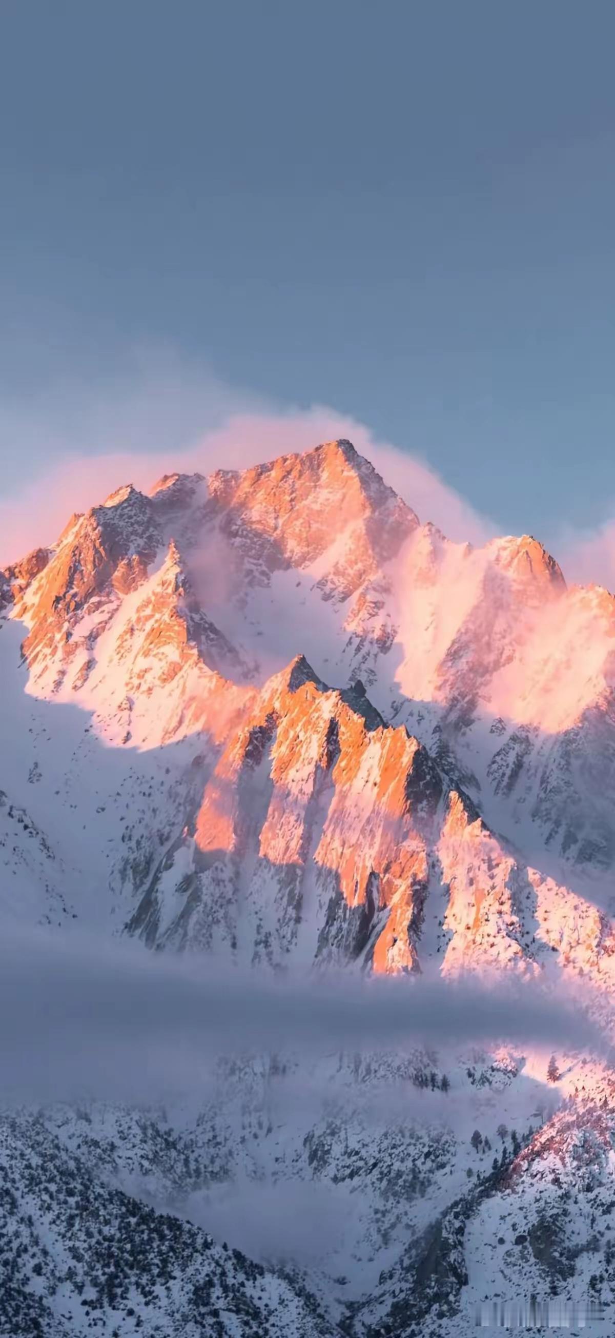 风景壁纸～山河覆雪，星河漫落，新月栖于湖面，霞光吻过雪峰。
清冷与温柔相撞，山野
