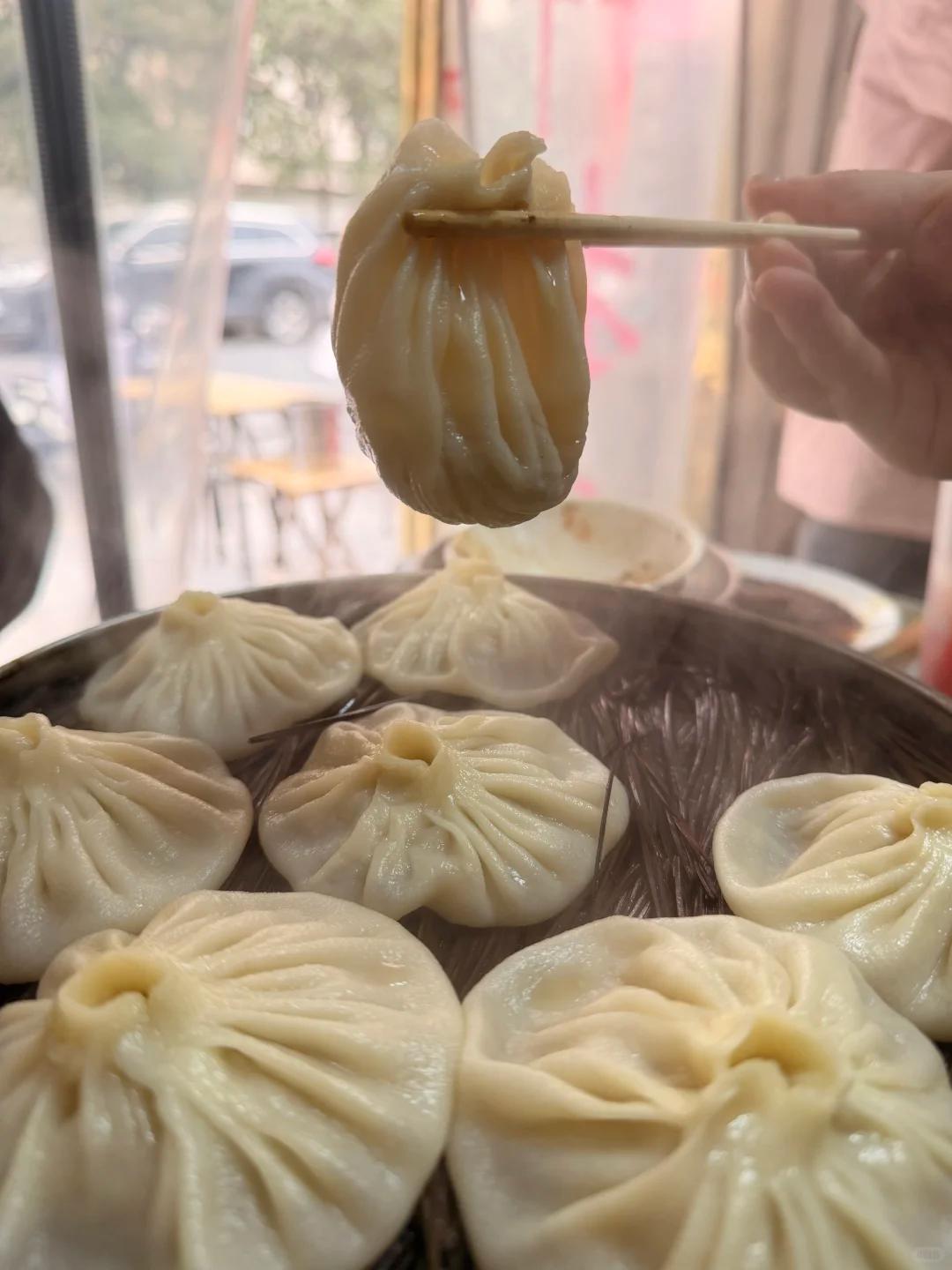 坐在沙发上，跟老婆两个人，临近退休的俩老头老太，做了一个疯狂的决定。吃饭的时候，