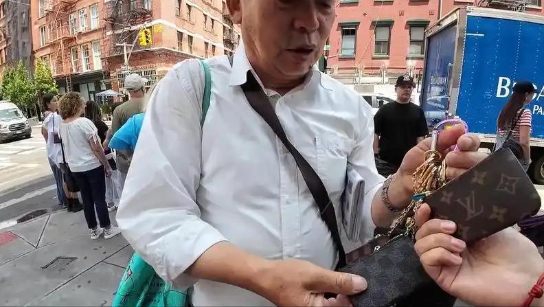 离谱！印裔三人组美国零元购被抓，补397美元竟全身而退。谁能想到？印度三哥三嫂组