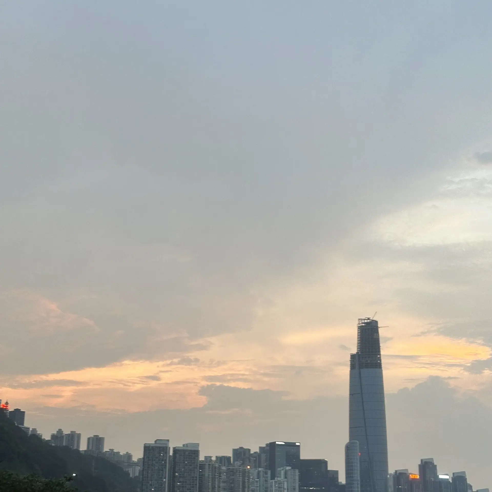 《退热》by玉寺人！ 男主暗恋上位成功先婚后爱，男二追妻hzc追不到！女主从初中起就暗恋青梅竹马的男二，结果男二早就发现了但一直不戳破，对女主是让她随叫随到的养鱼态度，女主受不了这种拉扯表白了，结果男二一句把当她妹妹拒绝掉，女主彻底清醒，为了家族利益转头向哥哥朋友也是她的队长求了婚，是男主故意引导的求婚，他筹谋多年故意引诱着女主开口，直接说结婚可以不能过家家，婚后就是上高速了啊啊啊啊啊
