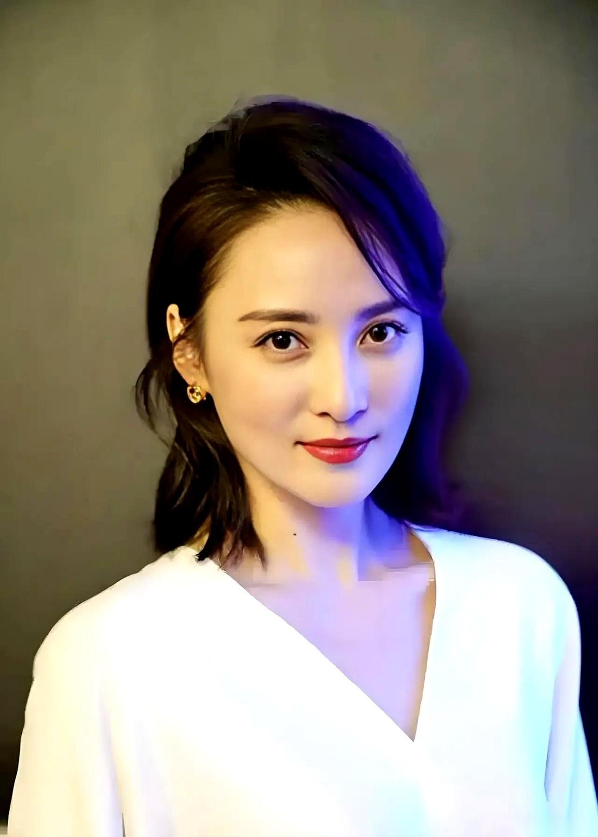 蒋勤勤那张脸，当年在学校里是能引起小范围“交通堵塞”的水平。
可她一瞅自己俩儿子