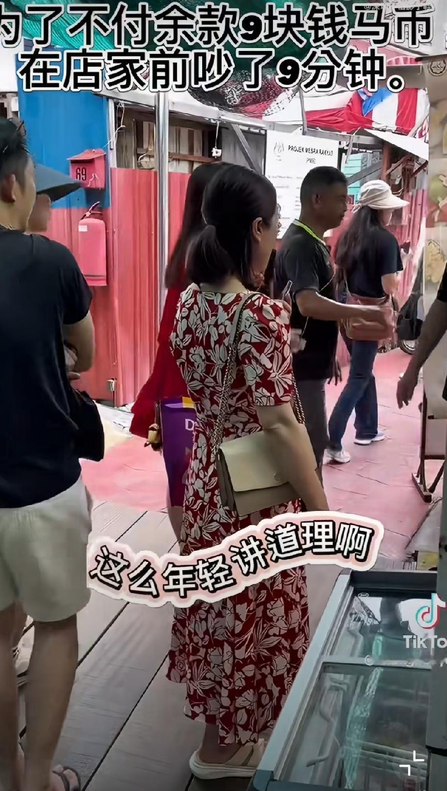 母女二人大老远跑去马来西亚旅游，花59块买了个榴莲吃得干干净净。付款时却嚷嚷着难