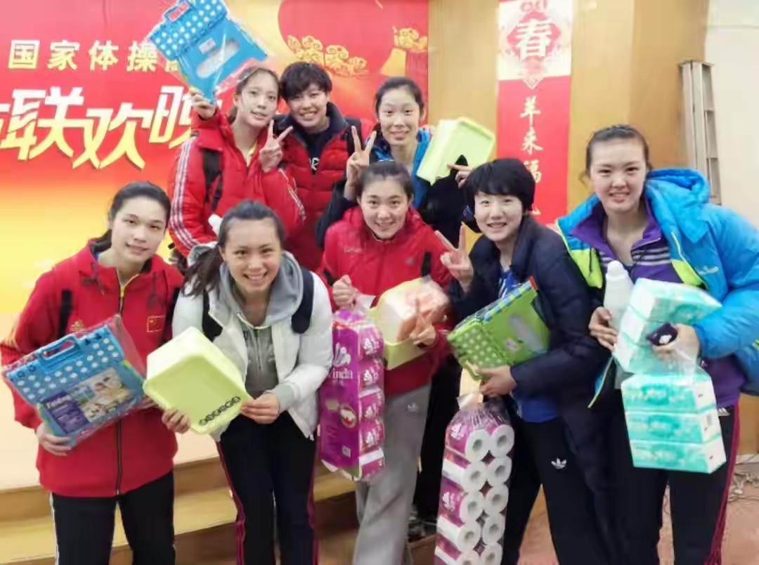 8位女排球员联欢会抽奖合照：

我一眼就认出了低调内敛、比耶微笑的朱婷，肌肤若雪