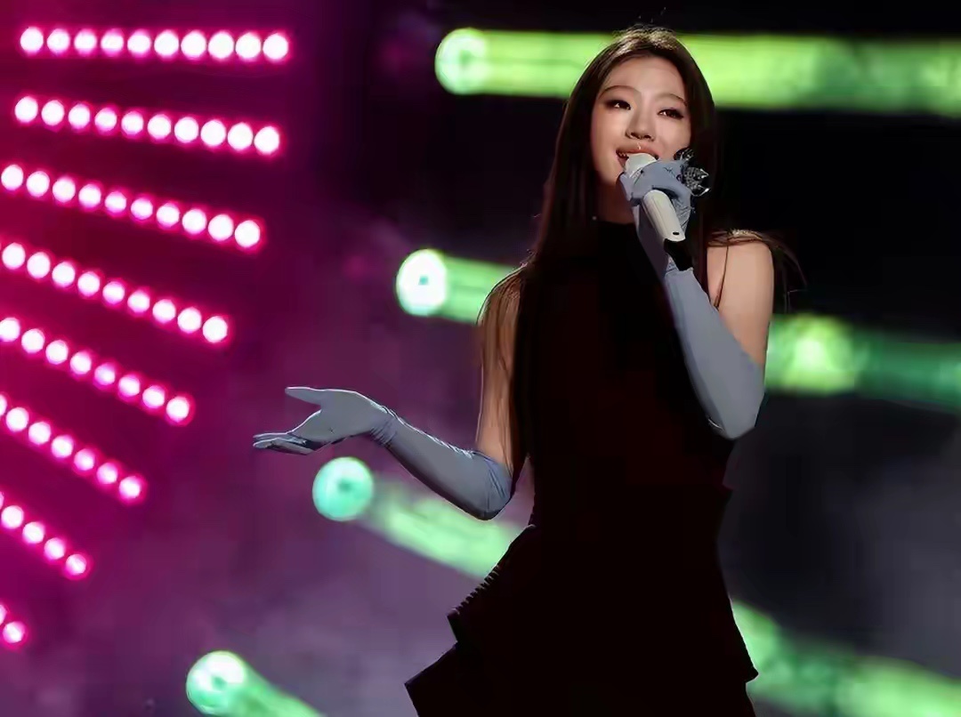 跟对人真的很重要，之前单依纯的导师是李健，她的曲风还是很正常的，跟常石磊以后就.