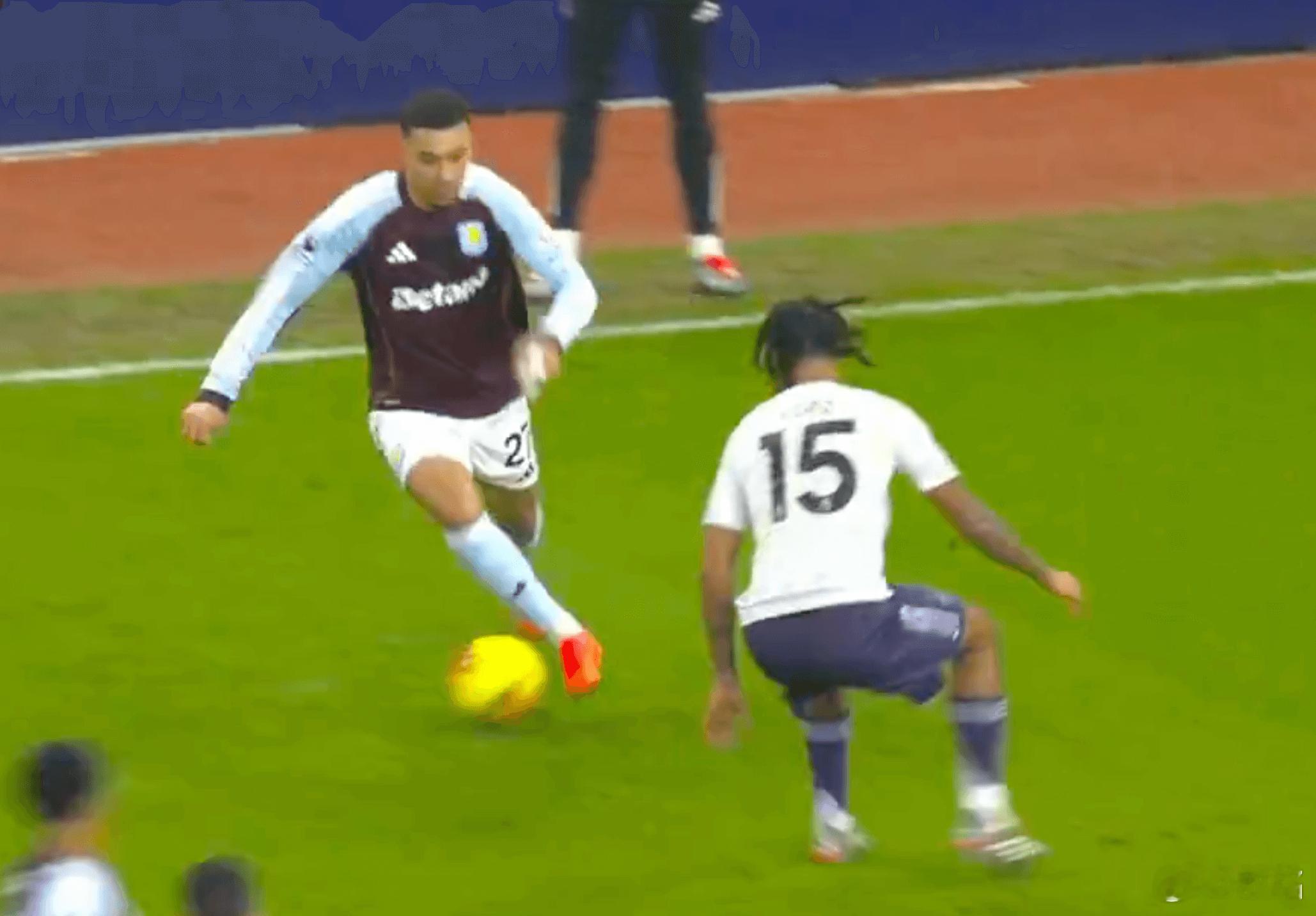 阿斯顿维拉2比1曼联 绝大多数失球都是集体失误，不应该批评某一个球员。不过，昨晚