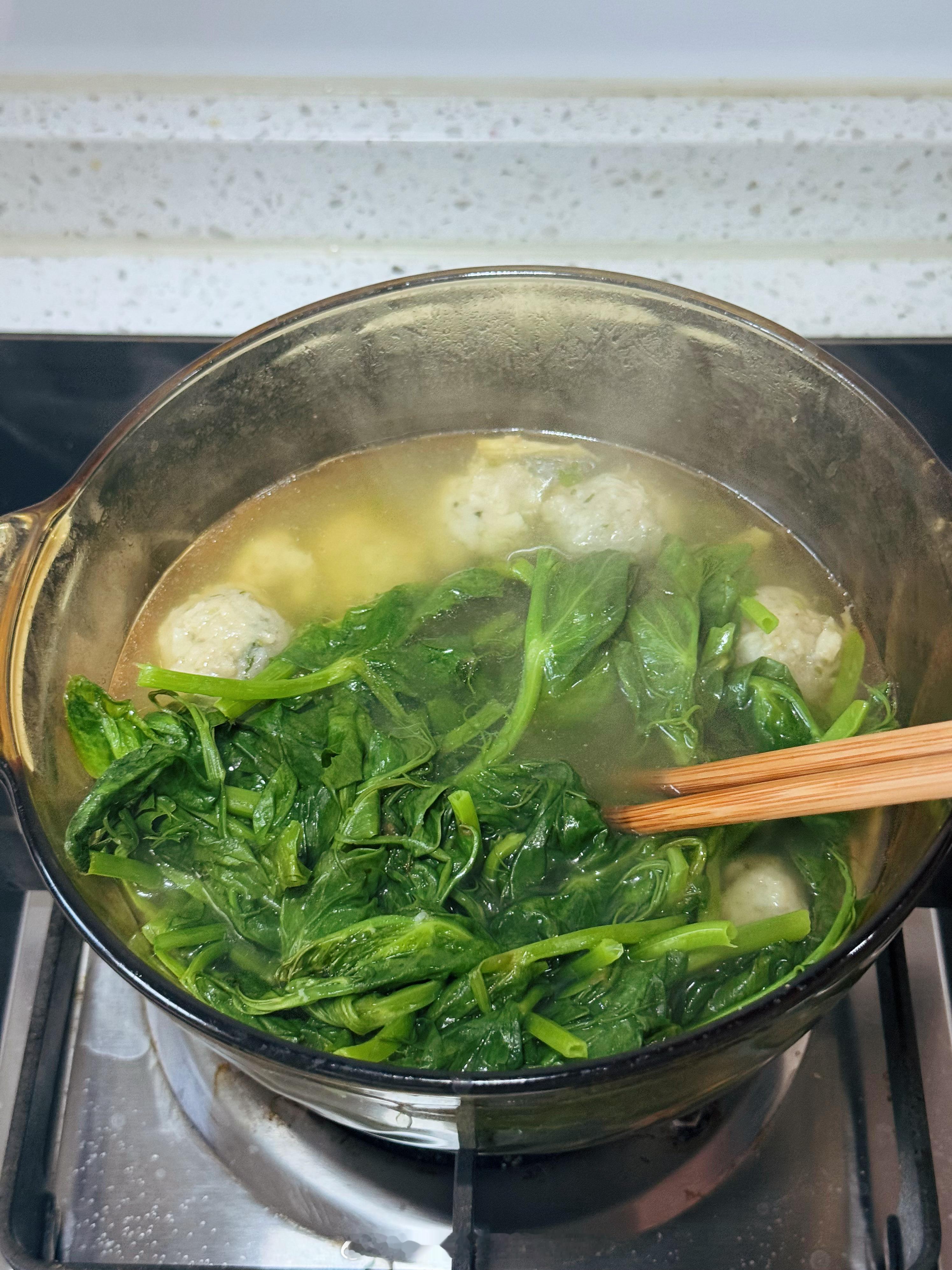豌豆尖的做法，煮汤、炒吃。掐尖，只吃嫩尖，每只大概三分之一的部位可以吃，下锅10