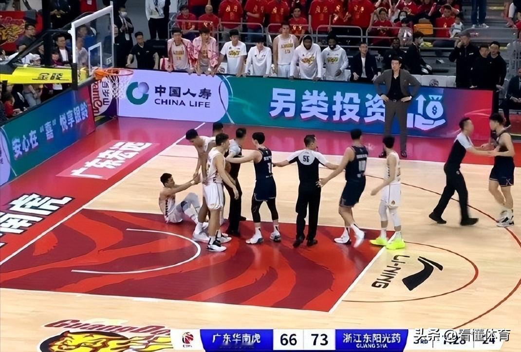 单节被打了个18-2，明明是自己心态崩了，却非得说成是不公！

广东队换了阵容后