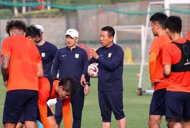 泰山队0:0大连人并非坏事，崔康熙压根就没想着赢，他心里想着更大的荣誉。
  中