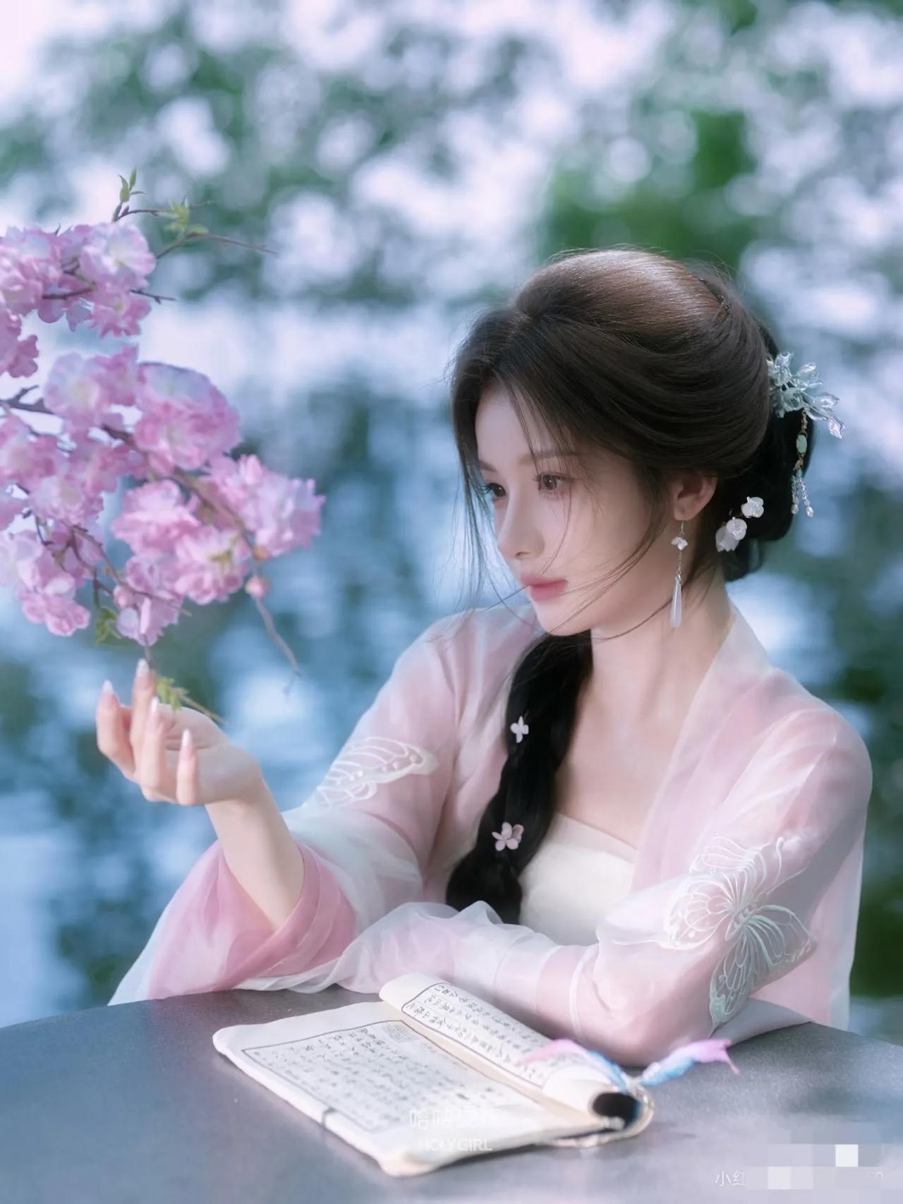 🔥 炸场对联挑战！全网高手看过来！
这副上联意境绝了，平仄工整，韵味十足，挂出