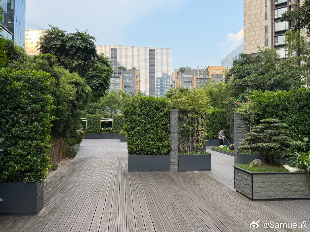 天热得不正常，户外小店外摆生意全完蛋，不抽烟没人在外，室内倒人山人海，苍蝇馆包厢