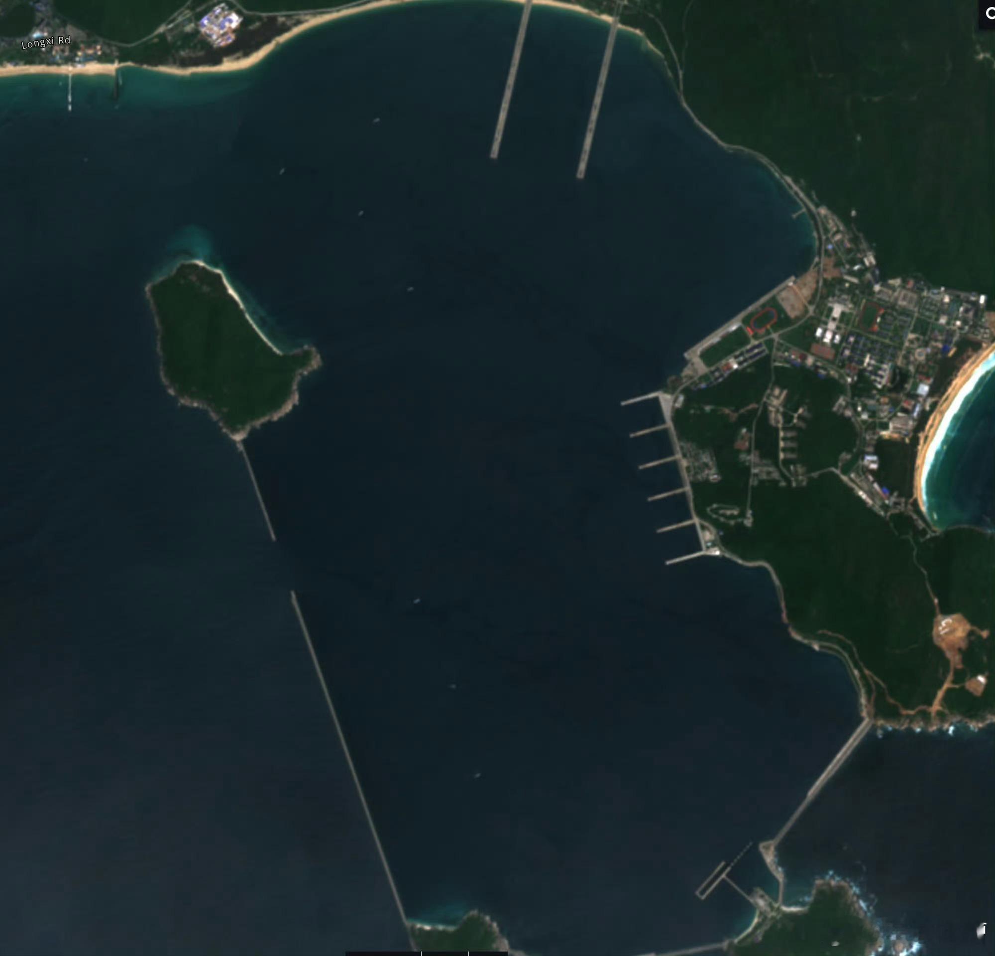 太敬业了周边的军舰已经都进港避风，福建舰还在外面海试桦加沙台风来了，这是想测试一