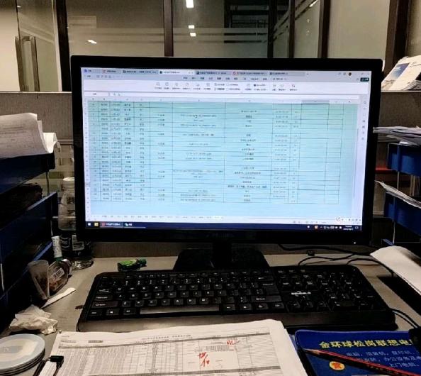 我不清楚一个文员的巨大压力是怎么来的，但是缓解压力的方式大同小异。我之前也压力山