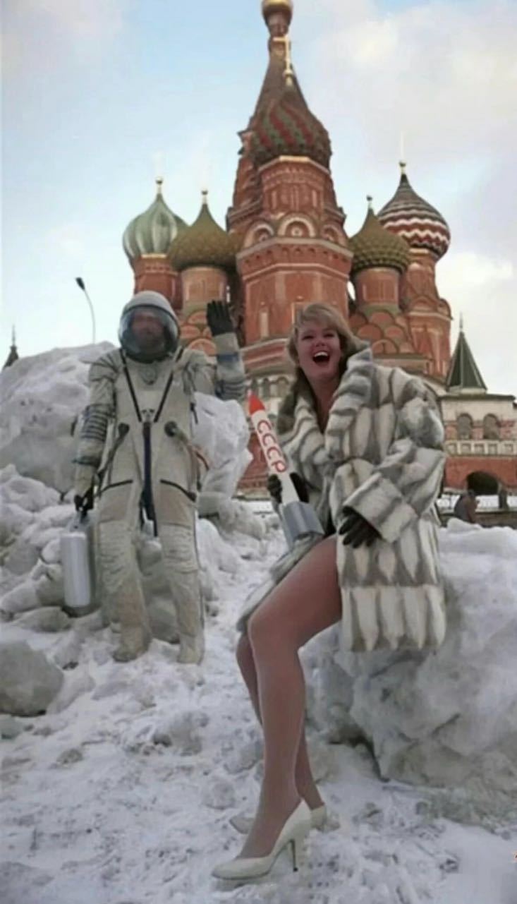 【来自投稿】1991年，苏联红场外的雪地上一位女子手里举着“CCCP”字样火箭模