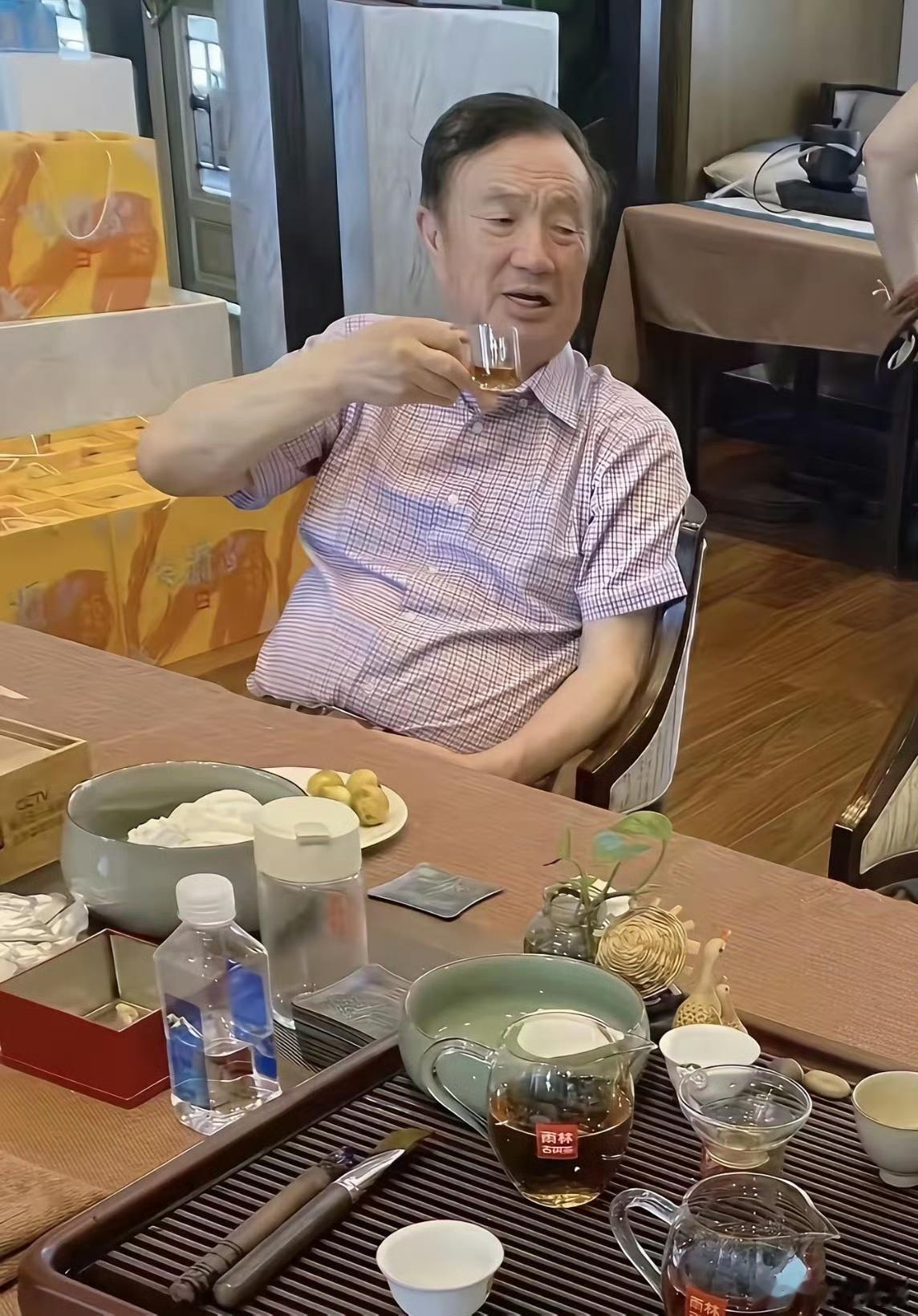 喝下午茶的任正非，面对国外打压从不低头认输，那么为何在国内总有人黑华为？ 