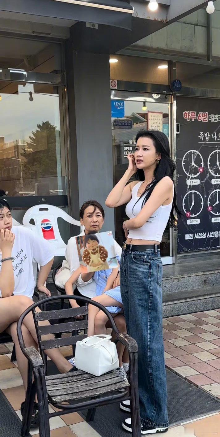 #孙怡 这也不怎么样啊#孙怡旅游的状态也太真实了吧，有网友在济州岛偶遇了孙怡，看