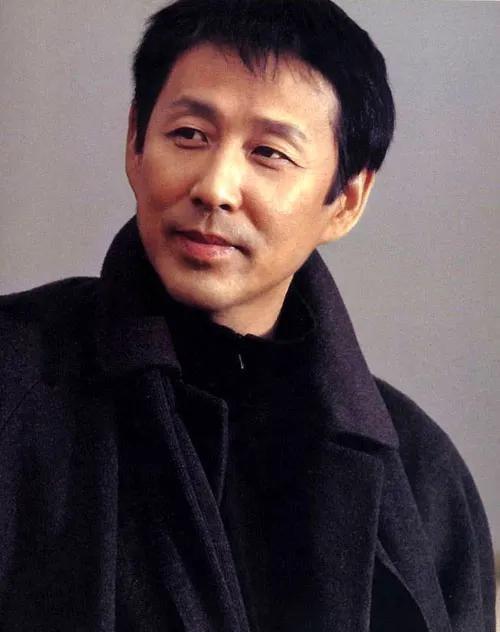 当年，李诚儒和陈道明有场对手戏，李成儒抬手一巴掌，陈道明被打得一个踉跄直接靠到了