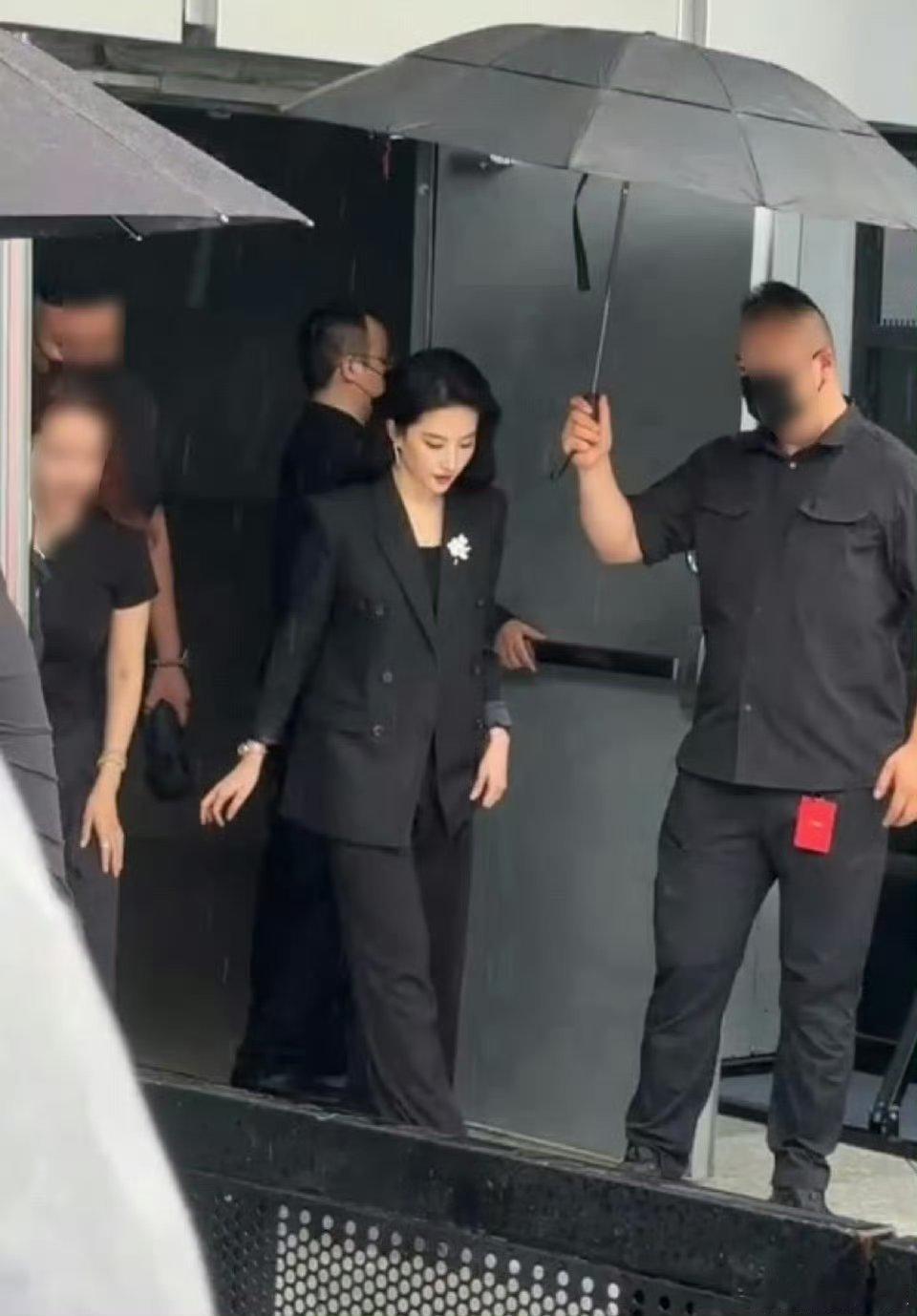 刘亦菲整个团队都穿黑色8月18日，刘亦菲以天梭全球品牌代言人身份亮相成都万象城，