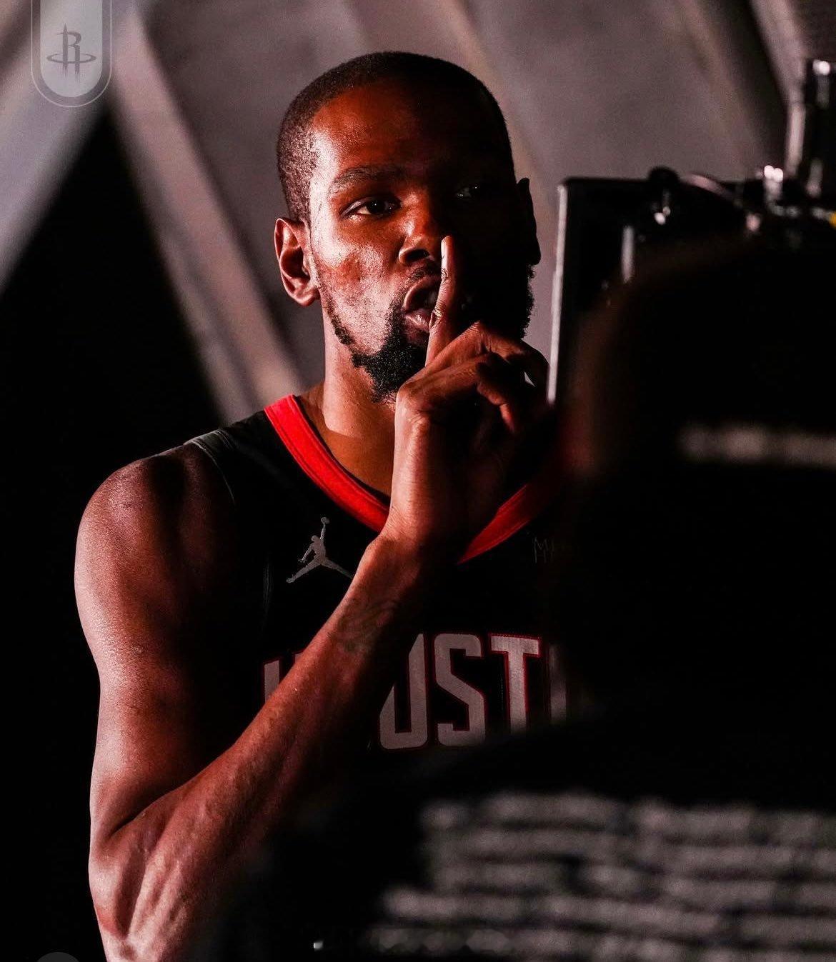 杜兰特对“其他国家正在追赶美国篮球”的说法提出了质疑，尤其是考虑到自近些年来国际