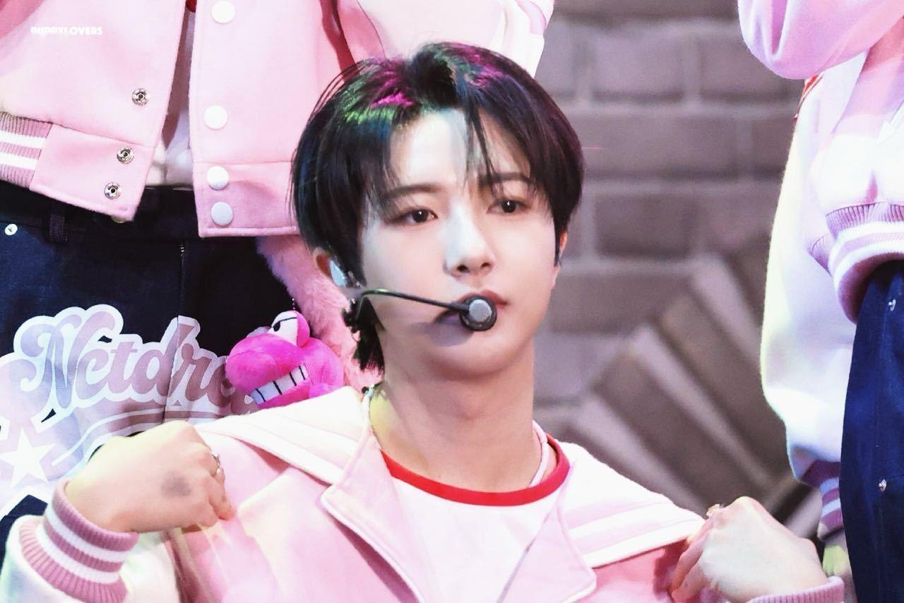 黄仁俊[超话]  hrj  黄仁俊  ✨水手服与白球鞋 