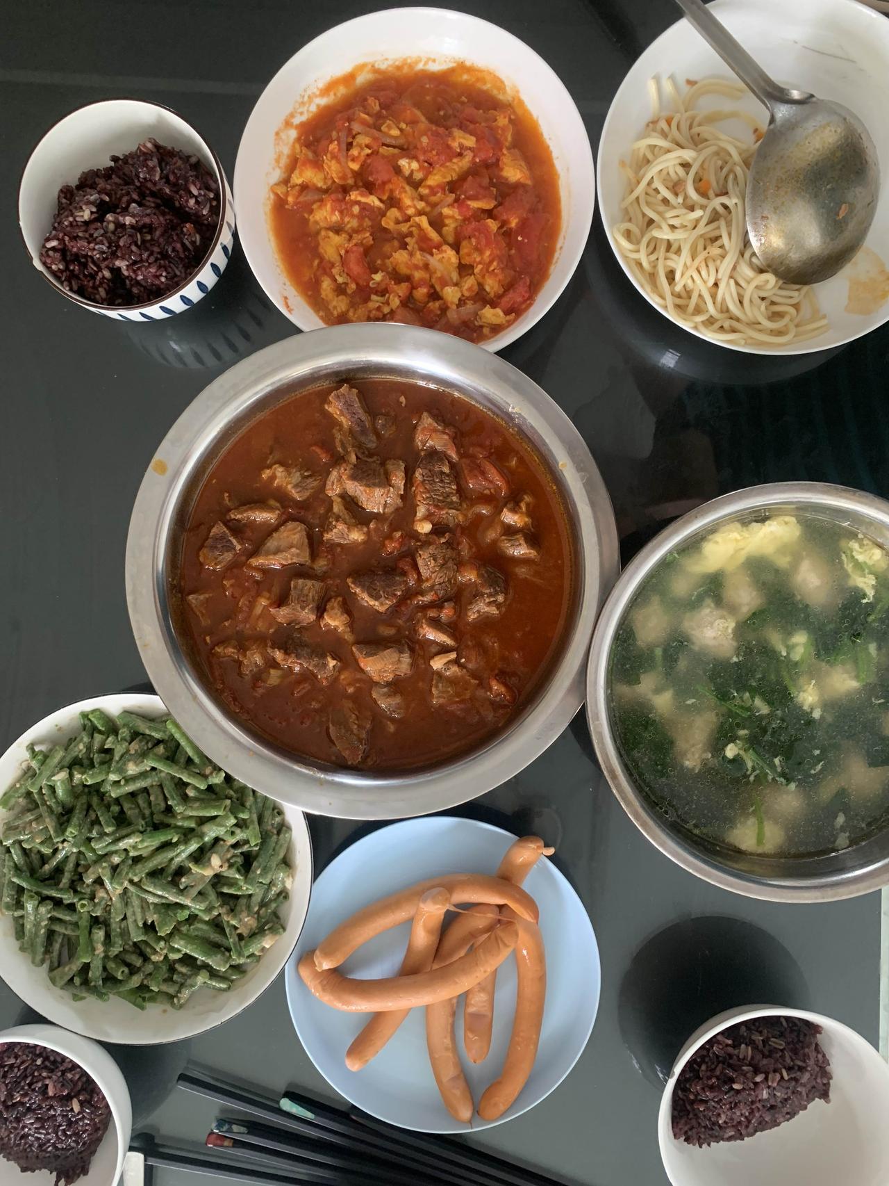 打卡今日晚餐
今天只有4个人吃饭，做的比较简单：番茄牛腩、麻汁豆角、精肉小肠、菠