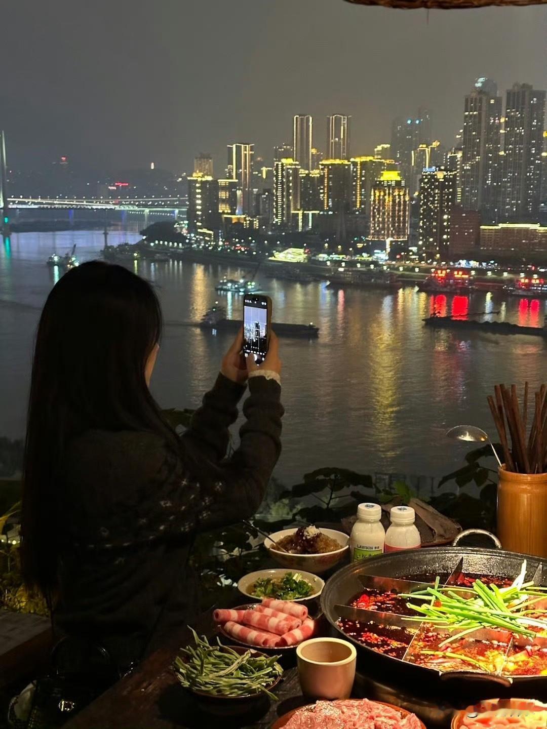 冯唐说：“打个工而已，你还真上头了。工作又不是卖命，不要责任心过剩，更不要盲目的