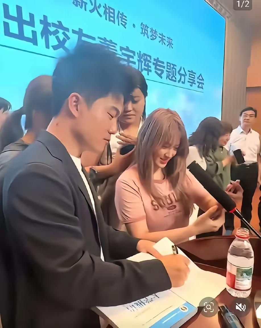 董宇辉回母校这波操作，看完真得说一句：红是有道理的。
 
进门先鞠了个深躬，腰弯