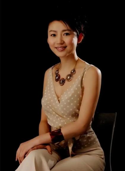 1996年，王小丫和大学老师吕成功结婚了。婚后，吕成功下海经商，王小丫前往北京发