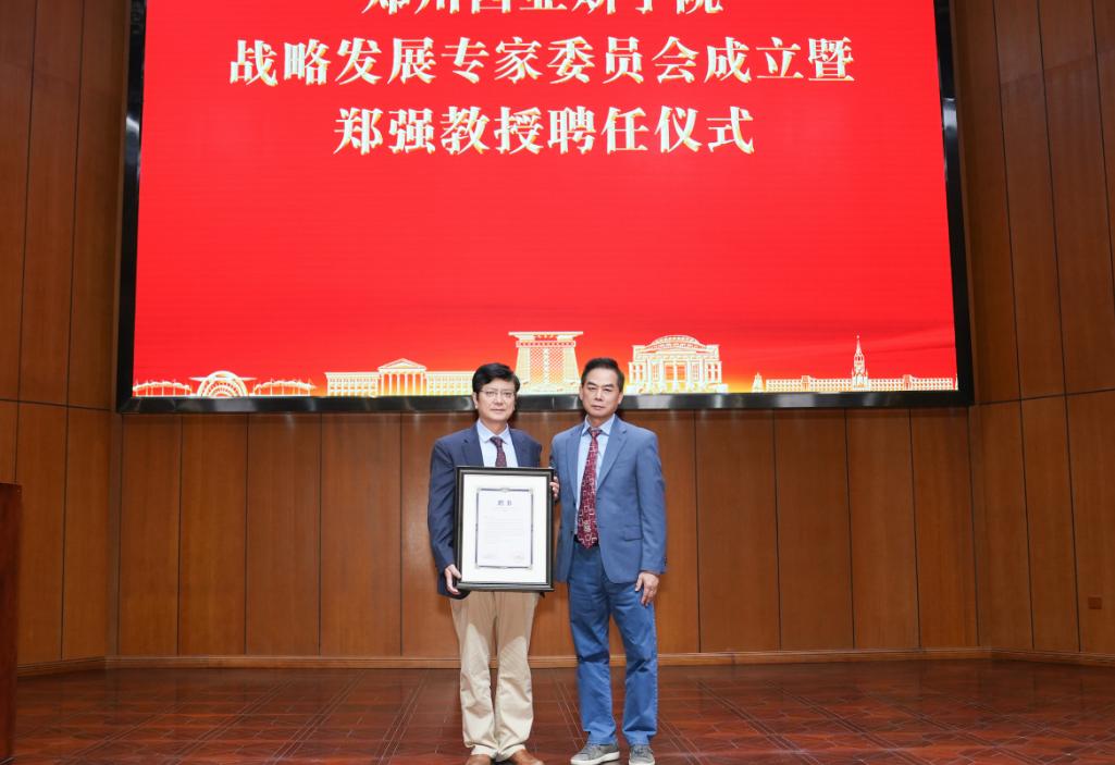 “网红教授”郑强，就职郑州西亚斯！郑强
曾因犀利言论火遍全网的“网红教授”郑强，