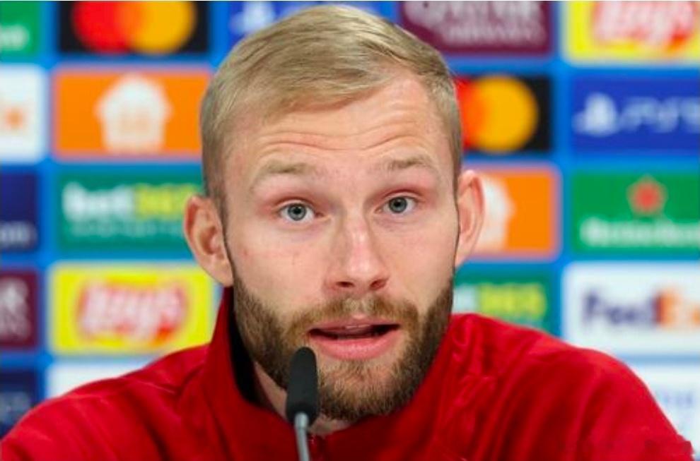 节日来临！利物浦众将头戴圣诞帽拍摄集体合影