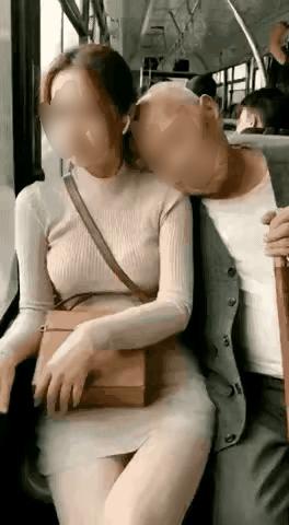 不知道这老人是真的在打瞌睡？还是在装睡？他密密往美女身上靠。这美女把他推开他又睡