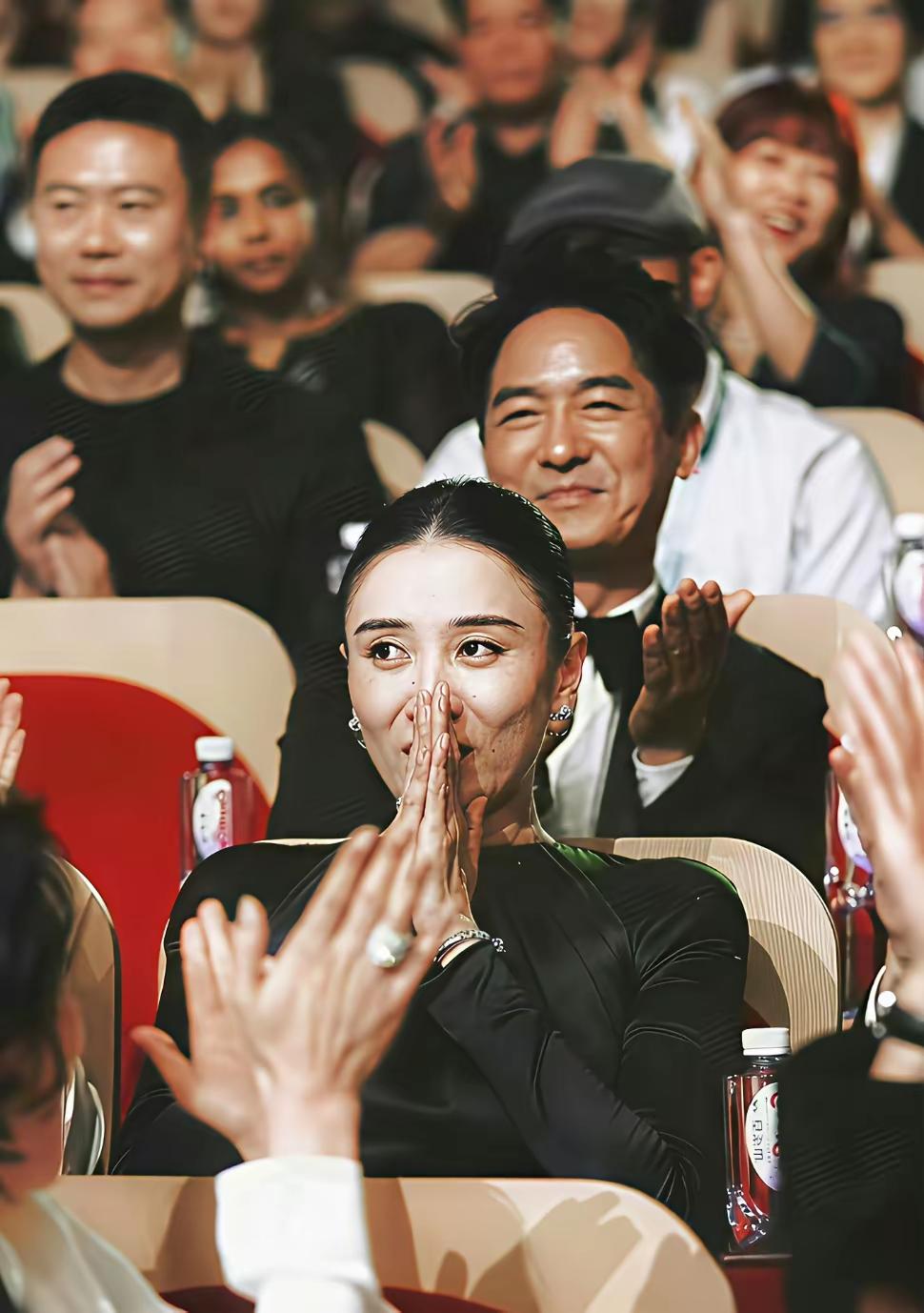 [吃瓜群众]宋佳“领奖”造型疑似“金钱鼠尾+提笼架鸟”被喷，说是她向螨遗集团“站