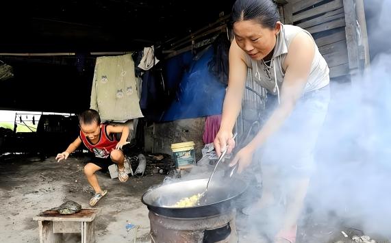 2000年，浙江嘉兴一对夫妻携2儿2女，在桥洞生活长达10年。他们与蛇鼠为邻，冬