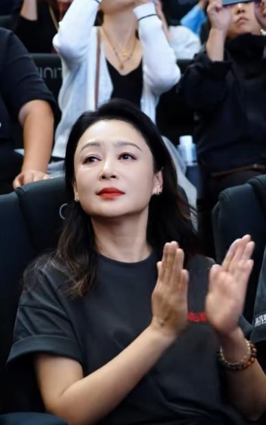 你知道吗，娱乐圈的小鲜肉陈飞宇放话说要找个和他妈妈一样漂亮的女朋友？直接说，有点