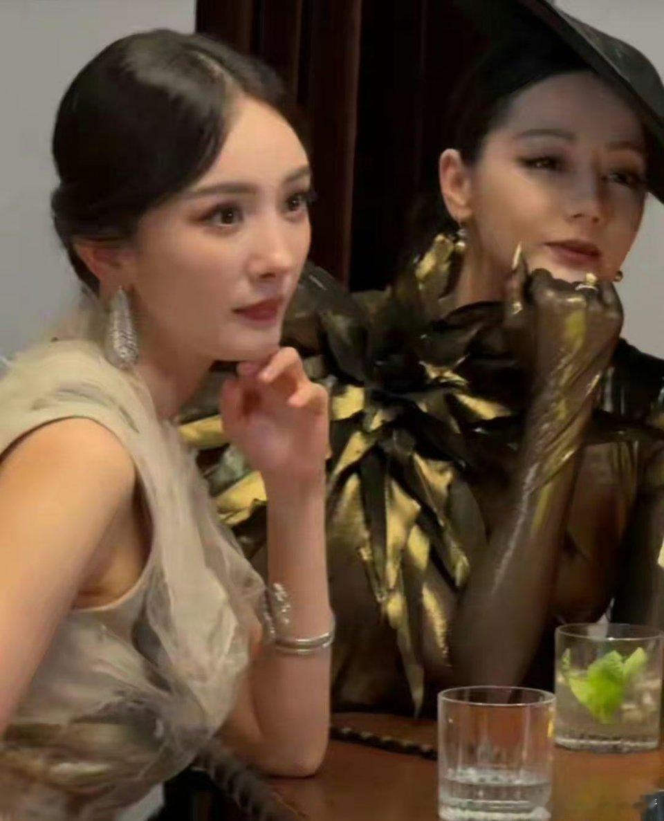 我下班就迪丽热巴这样又一部新剧杀青了。网友说她现在播什么剧都扑，杨幂一部生万物播