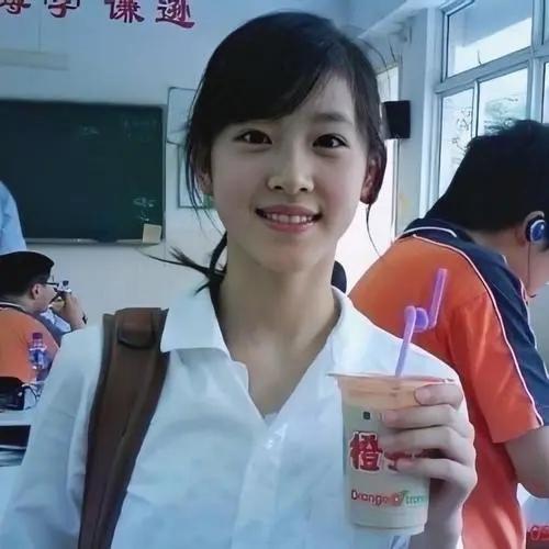 再也不会有一个女孩子因为拿着一杯奶茶拍照就一炮而红了。

我至今都很怀疑，章泽天