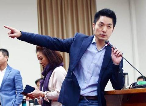 [微风]就在国民党那帮“大佬”还在为“主席”这个烂摊子互相甩锅、推三阻四的时候，