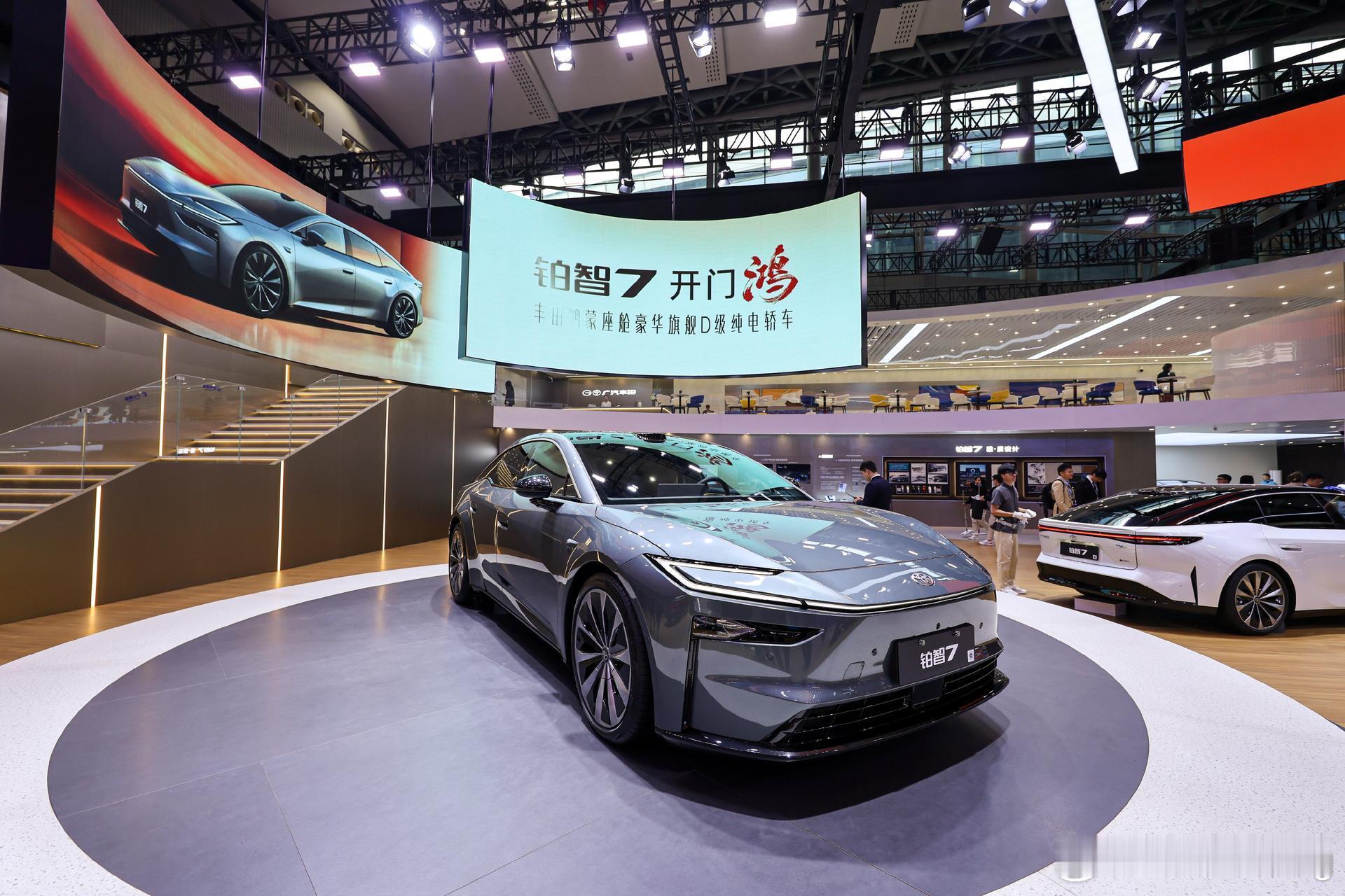 广州车展上备受瞩目的广汽丰田铂智7，正式开启预订啦，12月31日前下定的朋友，可