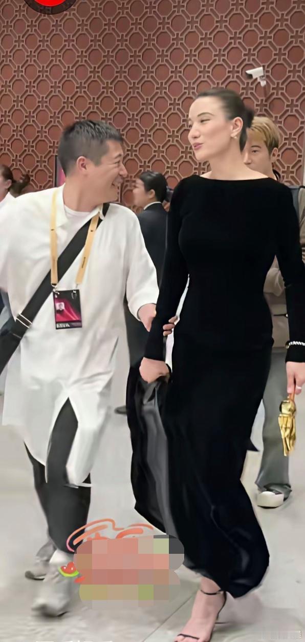 宋佳与王伟的婚姻虽未官宣却格外甜蜜，婚后的她事业如虎添翼，拿奖拿到手软，每次领奖