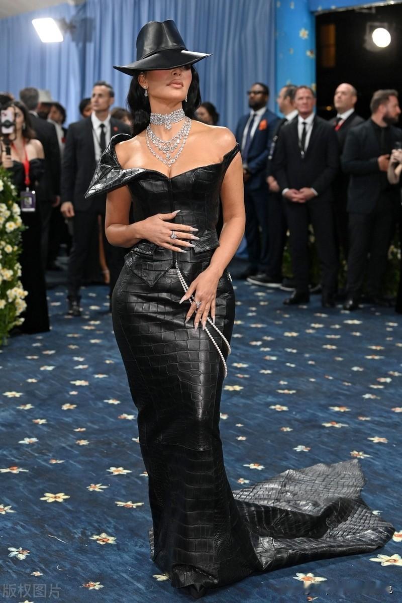 金-卡戴珊在2025 Met Gala 上再次以黑色鳄鱼纹皮革剪裁礼服和独特帽饰