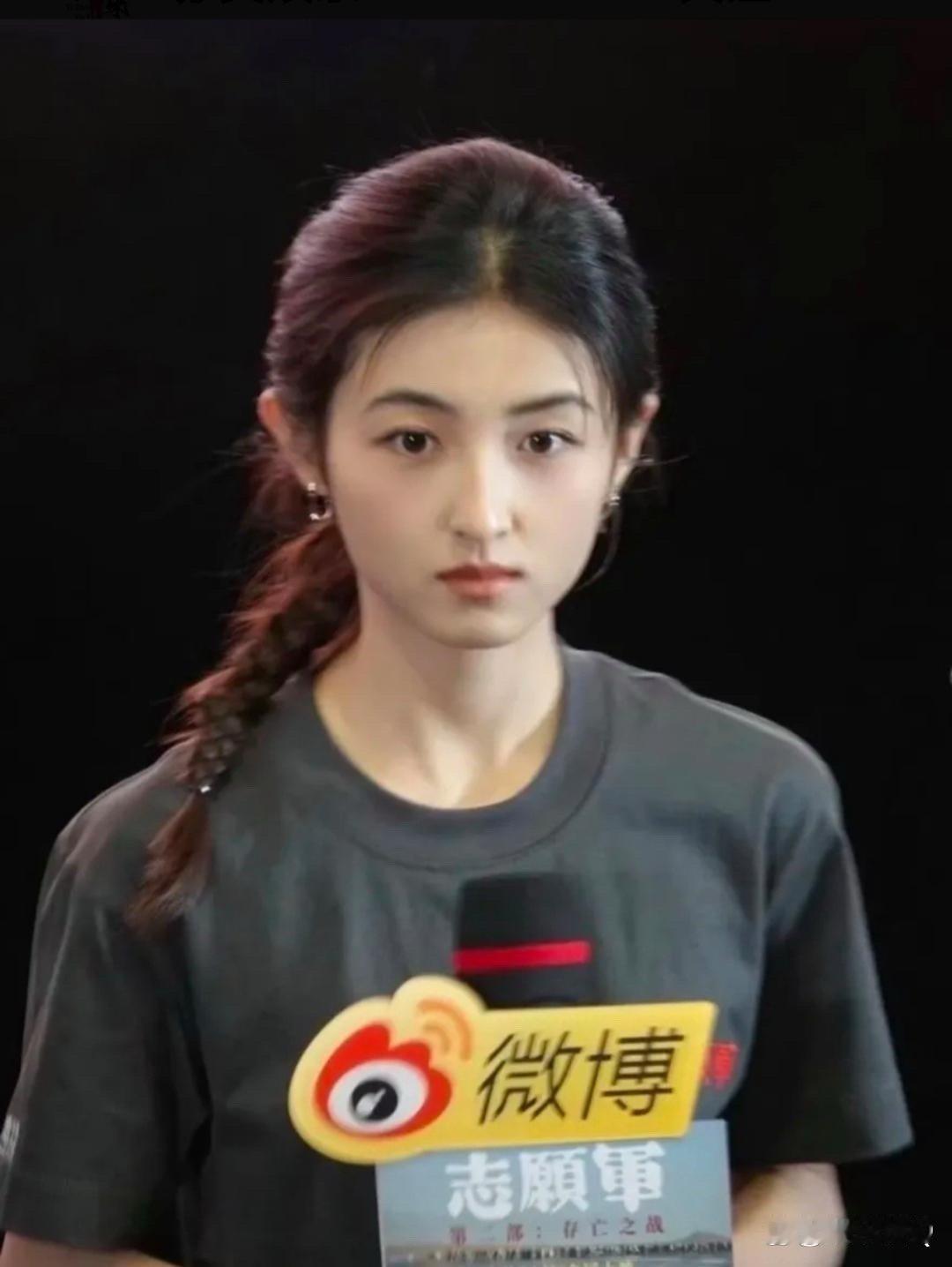 张子枫如今的面容愈发好看了，婴儿肥已然消失不见，摇身一变成为了清冷型的大美女。 