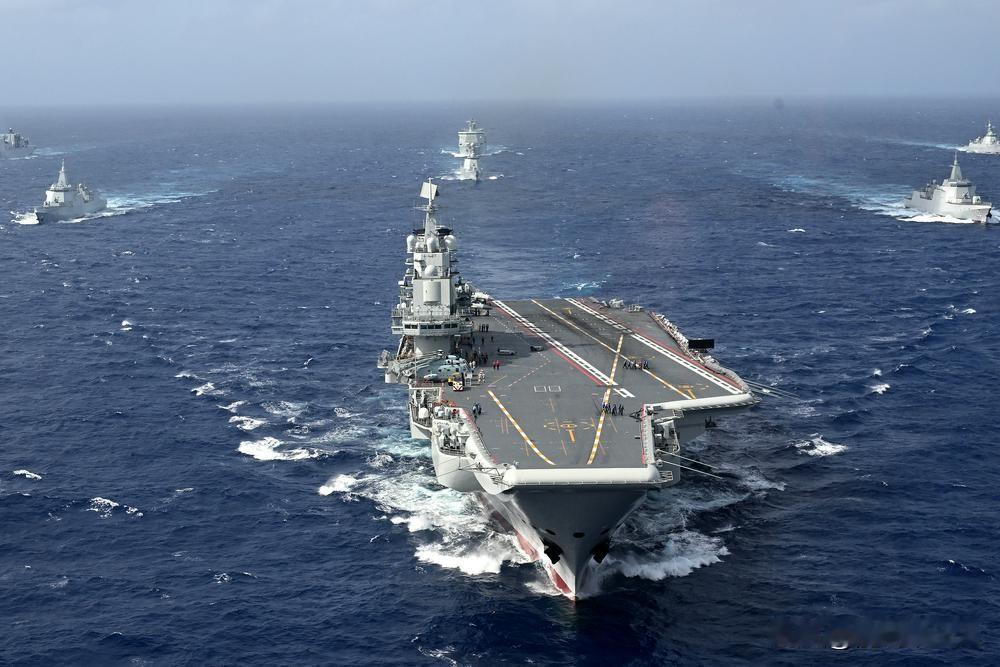 辽宁舰出海只带三艘护航舰，大家都觉得够用？半个月后，三艘055、三艘052D、两