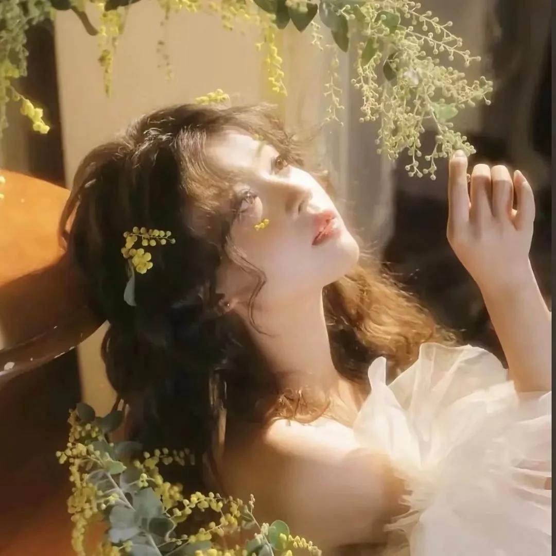 仙气缭绕的少女，花海中的梦幻瞬间。梦幻粉色的花海 花海少女照 海边花海少女 梦幻