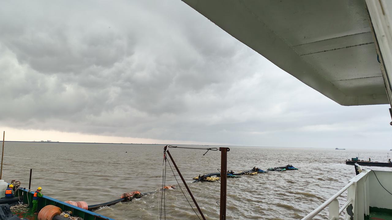 我也有一张随手拍的海上暴风雨来临的照片，那场景就跟“黑云压城城欲摧”描绘的一样，