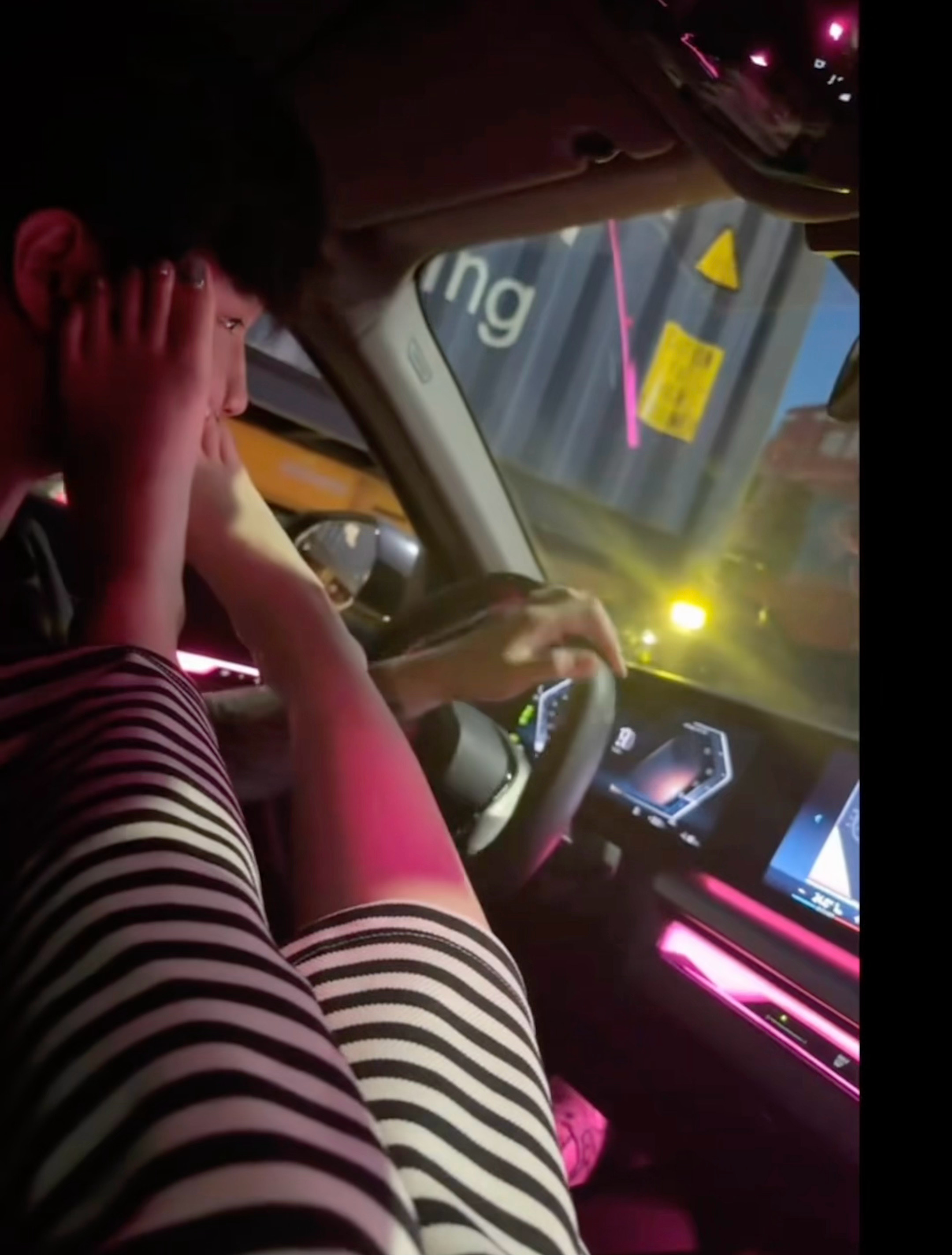 宝马男子这样开车啊 