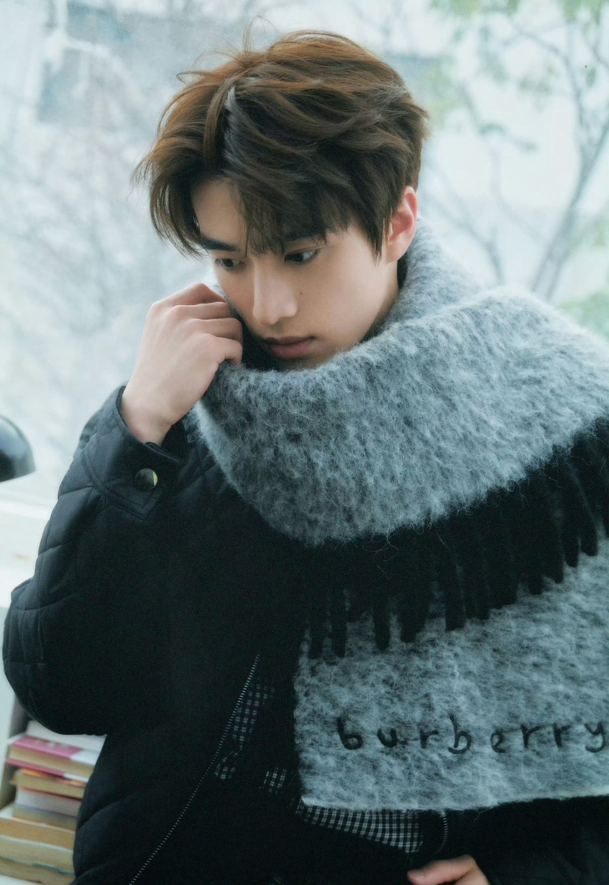 张康乐冬日男友 张康乐Burberry冬日大片❄️灰色毛绒围巾+休闲look好帅