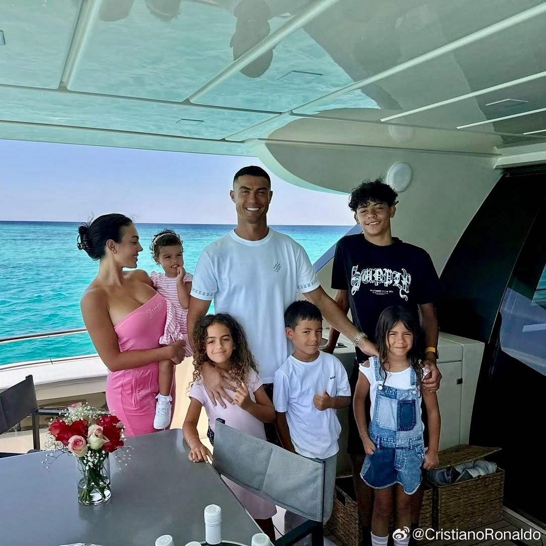 C罗祝父亲节快乐C罗晒一家七口合照 发博晒一家人合照，提前祝父亲节快乐：身从何来